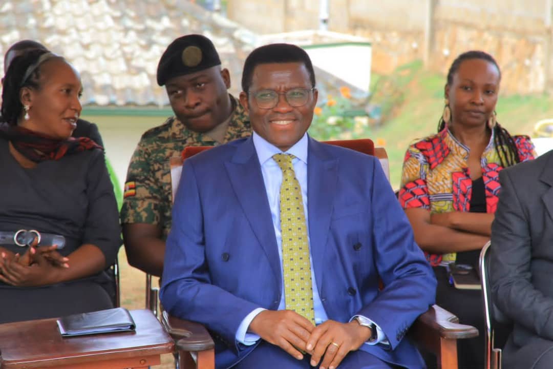P7396Pius's tweet photo. Katikkiro wa Buganda Ow'ekitiibwa Charles Peter Mayiga y'asisinkanye ebibiina by'abavubuka mu Buganda e Bulange Mengo.

Y'abakuutidde okukola obutaweera okwebbulula. https://t.co/t7yZScpeV0