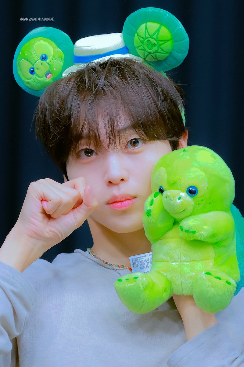 around_02's tweet photo. 260704 팬사인회

#CRAVITY #형준 
#크래비티 #HYEONGJUN https://t.co/eQQYVa2sT2