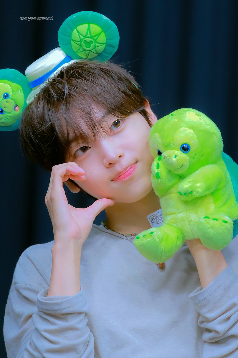 around_02's tweet photo. 260704 팬사인회

#CRAVITY #형준 
#크래비티 #HYEONGJUN https://t.co/eQQYVa2sT2