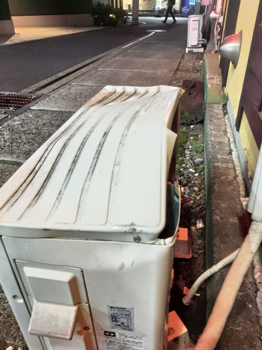 yekitori's tweet photo. 店の外にある室外機を当て逃げされました😭
警察に相談して捜査中です。
7月14日(火)の日中、おそらく配達のトラックだと思われます。
目撃した方がいれば連絡ください🙇046ｰ232ｰ1300迄 https://t.co/qUgEJtL6wZ