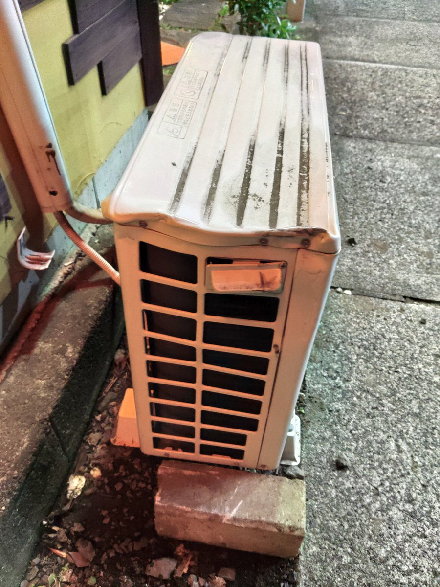 yekitori's tweet photo. 店の外にある室外機を当て逃げされました😭
警察に相談して捜査中です。
7月14日(火)の日中、おそらく配達のトラックだと思われます。
目撃した方がいれば連絡ください🙇046ｰ232ｰ1300迄 https://t.co/qUgEJtL6wZ