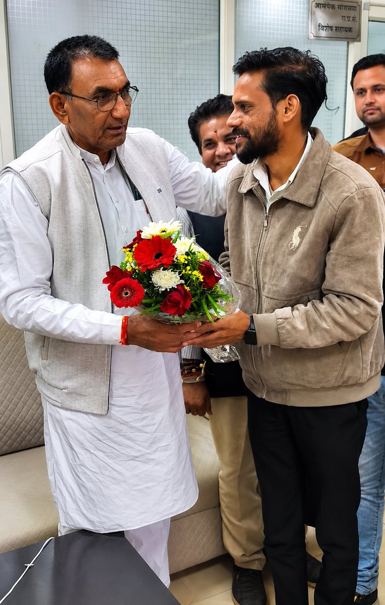 rishabbhargav99's tweet photo. रायसेन जिले के प्रभारी मंत्री आदरणीय @bjpnspbiaora जी भाईसाब को जन्मदिवस की अनंत शुभकामनाएं बधाई 💐💐 https://t.co/pZyR2Sjdbs