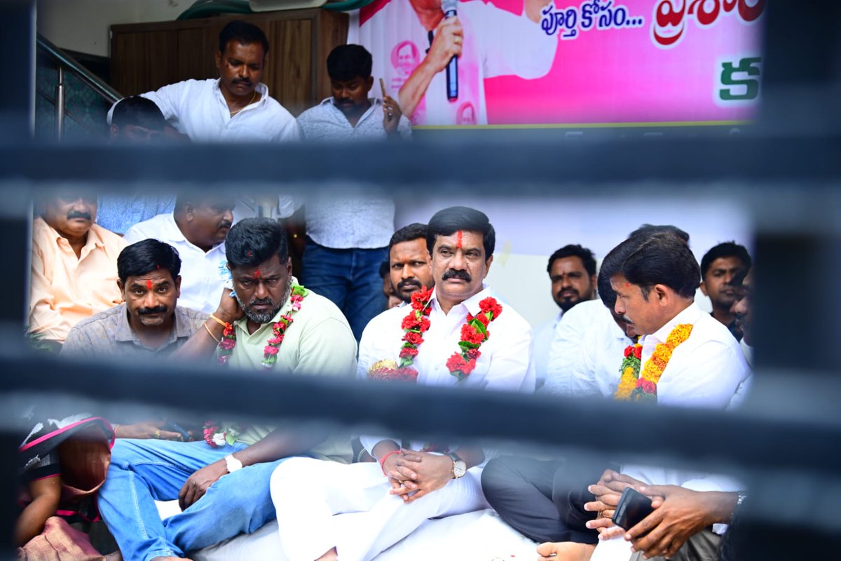 VPR_BRS's tweet photo. భీంగల్ అభివృద్ధిపై కాంగ్రెస్ సర్కార్ నిర్లక్ష్యం.. ఎమ్మెల్యే ప్రశాంత్ రెడ్డి హౌస్ అరెస్ట్

ప్రజా సమస్యలపై శాంతియుత దీక్షకు భయమెందుకు?: రేవంత్ ప్రభుత్వాన్ని నిలదీసిన ఎమ్మెల్యే

ఆసుపత్రి, బస్ డిపో సాధనకై దీక్ష.. పోలీసుల పహారాలో స్వగృహంలోనే కొనసాగింపు
 
పీసీసీ చీఫ్ మహేష్ కుమార్ గ��డ్ మాట తప్పారు.. కాంగ్రెస్ హామీలు నీటి మూటలే

నా దీక్షను ఆపగలరు కా��ీ, పోరాటాన్ని కాదు.. భీంగల్ అభివృద్ధి పనులు పూర్తయ్యే వరకు విశ్రమించేది లేదు

కేసీఆర్ హయాంలో మంజూరైన పనులను తక్షణమే పూర్తి చేయాలి..ప్రభుత్వానికి ఎమ్మెల్యే ప్రశాంత్ రెడ్డి అల్టిమేటం

 టెంట్లు పీకేసి, ఫ్లెక్సీలు చించేసి.. భీంగల్‌లో పోలీసుల అత్యుత్సాహం.

బాల్కొండ నియోజకవర్గం భీంగల్ పట్టణ అభివృద్ధి పట్ల రాష్ట్ర ప్రభుత్వం అవలంబిస్తున్న నిర్లక్ష్య వైఖరికి నిరసనగా ఒకరోజు నిరాహార ��ీక్షకు పూనుకున్న బాల్కొండ శాసనసభ్యులు  వేముల ప్రశాంత్ రెడ్డిని పోలీసులు గృహ నిర్బంధం చేశారు. ప్రజాస్వామ్యబద్ధంగా, శాంతియుతంగా సమస్యల పరిష్కారం కోసం దీక్ష చేస్తుంటే కాంగ్రెస్ ప్రభుత్వానికి భయమెందుకని ఆయన సూటిగా ప్రశ్నించారు. పోలీసుల ఆంక్షల నడుమ ఆయన బుధవారం తన స్వగృహంలోనే నిరాహార దీక్షను కొనసాగించారు. ఈ సందర్భంగా ఆయన మీడియాతో మాట్లాడుతూ కాంగ్రెస్ ప్రభుత్వ తీరుపై, ముఖ్యమంత్రి రేవంత్ రెడ్డి, పీసీసీ అధ్యక్షుడు మహేష్ కుమార్ గౌడ్ లపై తీవ్రస్థాయిలో ధ్వజమెత్తారు.

గత బీఆర్ఎస్ (కేసీఆర్) ప్రభుత్వం భీంగల్ ప్రజల వైద్య అవసరాల కోసం వంద పడకల ఆసుపత్రిని మంజూరు చేసిందని, ఇప్పటికే 70 శాతం పనులు పూర్తయ్యాయని ఎమ్మెల్యే తెలిపారు. మిగిలిన 20-25 శాతం పనులను పూర్తి చేయాలని గత రెండున్నరేళ్లుగా అసెంబ్లీలో, భీంగల్ వేదికగా అనేక పోరాటాలు చేసినా ప్రస్తుత ప్రభుత్వం పట్టించుకోవడం లేదని మండిపడ్డారు. అలాగే, గతంలో తమ ప్రభుత్వం భీంగల్ కు తీసుకొచ్చిన బస్ డిపోను కాంగ్రెస్ ప్రభుత్వం మూసివేసిందని, దానిని తక్షణమే పునరుద్ధరించాలని డిమాండ్ చేశారు.

తమ ప్రభుత్వ హయాంలో భీంగల్ సీసీ రోడ్ల కోసం రూ. 12 కోట్లు మంజూరు చేశామని, అయితే మొన్నటి మున్సిపల్ ఎన్నికల సమయంలో కాంగ్రెస్ నాయకులు ఎన్నికల లబ్ధి కోసం తూతూ మంత్రంగా కొబ్బరికాయలు కొట్టి పనులు మొదలుపెట్టారని విమర్శించారు. నేటికీ ఆ పనులు పూర్తి కాలేదని, రోడ్ల పై కంకర వేసి వదిలేశారని, కనీసం డాంబర్, సీసీ రోడ్లు వేయకుండా ప్రజలను ఇబ్బందులకు గురిచేస్తున్నారని ఆగ్రహం వ్యక్తం చేశారు. భీంగల్ మార్కెట్ పనులు సైతం ఎక్కడికక్కడే నిలిచిపోయాయని ఆవేదన వ్యక్తం చేశారు.

ఈ నాలుగు ప్రధా�� డిమాండ్ల సాధనకై తాను భీంగల్ లో ఒకరోజు నిరాహార దీక్షకు పిలుపునిచ్చానని, దీక్షకు అనుమతి కోరుతూ పోలీసులకు (CP, ACP, SHO) ముందస్తు సమాచారం ఇచ్చామని త��లిపారు. అయితే పై అధికారుల ఆదేశాలు ఉన్నాయని చెబుతూ, బుధవారం వేకువజామునే పోలీసులు తన ఇంటిని చుట్టుముట్టి తనను బయటకు రాకుండా గృహ నిర్బంధం చేశారని తెలిపారు. భీంగల్ లో దీక్ష కోసం ఏర్పాటు చేసిన టెంట్లను, స్టేజిని తొలగించడమే కాకుండా, ప్రజలు మరియు కార్యకర్తలు కట్టిన ఫ్లెక్సీలను సైతం పోలీసులు చించివేయడాన్ని ఆయన తీవ్రంగా ఖండించారు. తనను అడ్డుకున్నంత మాత్రాన ప్రజా సమస్యలపై పోరాటం ఆగదన��� స్పష్టం చేస్తూ, తన ఇంట్లోనే సాయంత్రం వరకు దీక్షను కొనసాగిస్తున్నట్లు ప్రకటించారు.

మున్సిపల్ ఎన్నికల ప్రచారంలో పీసీసీ అధ్యక్షుడు మహేష్ కుమార్ గౌడ్ భీంగల్ ప్రజలకు ఇచ్చిన హామీలను ఎమ్మెల్యే ఈ సందర్భంగా గుర్తు చేశారు. మూడు నెలల్లో ఆసుపత్రిని తెరిపిస్తామని ప్రగల్భాలు పలికిన నాయకులు, ఐదు నెలలు గడుస్తున్నా ఆ దిశగా ఎందుకు చర్యలు తీసుకోలేదని నిలదీశారు. కనీసం ఒక బాధ్యతాయుతమైన నాయక��డిగా ప్రభుత్వం తరపున వచ్చి "ఇన్ని నెలల్లో పనులు పూర్తి చేస్తాం" అని రాతపూర్వక హామీ ఇచ్చి ఉంటే తాను దీక్షను విరమించుకునే వాడినని, ప్రజల పక్షాన తనను తాను శిక్షించుకుంటూ దీక్ష చేస్తుంటే ప్రభుత్వానికి ఎందుకు అంత ఉలుకు అని ప్రశ్నించారు. రాష్ట్రంలో ముఖ్యమంత్రి రేవంత్ రెడ్డి ప్రజలకు ఇచ్చిన హామీలన్నింటినీ గాలికి వదిలేశారని ఎద్దేవా చేశారు 

భీంగల్ లో వంద పడకల ఆసుపత్రి ప్రారంభమయ్యే వరకు, మూతపడిన బస్ డిపోను తెరిపించే వరకు, మార్కెట్ మరియు అసంపూర్తిగా ఉన్న సీసీ రోడ్ల పనులు పూర్తయ్యే వరకు తన పోరాటం కొనసాగుతూనే ఉంటుందని శ్రీ ప్రశాంత్ రెడ్డి స్పష్టం చేశారు. ఈ న్యాయమైన పోరాటంలో బాల్కొండ నియోజకవర్గ, భీంగల్ పట్టణ ప్రజలు, కార్యకర్తలు తనకు అండగా నిలవాలని ఆయన విజ్ఞప్తి చేశారు.

#kcr #ktr #brs