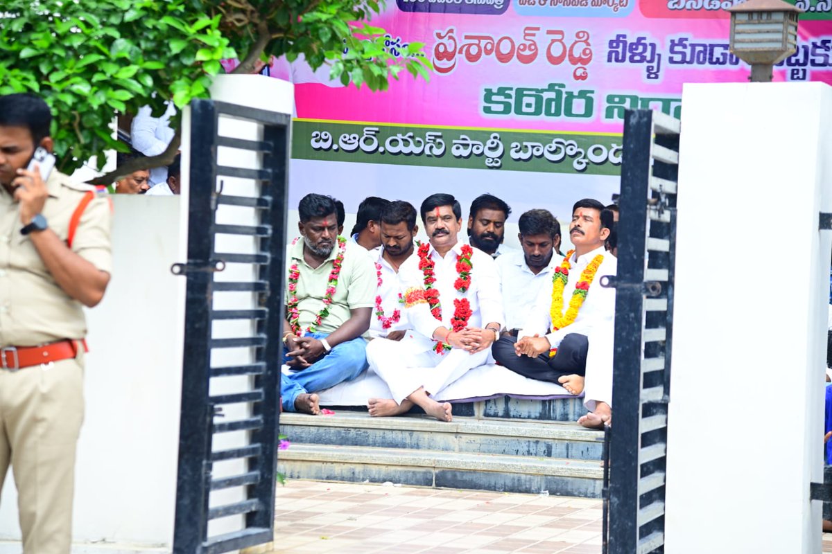 VPR_BRS's tweet photo. భీంగల్ అభివృద్ధిపై కాంగ్రెస్ సర్కార్ నిర్లక్ష్యం.. ఎమ్మెల్యే ప్రశాంత్ రెడ్డి హౌస్ అరెస్ట్

ప్రజా సమస్యలపై శాంతియుత దీక్షకు భయమెందుకు?: రేవంత్ ప్రభుత్వాన్ని నిలదీసిన ఎమ్మెల్యే

ఆసుపత్రి, బస్ డిపో సాధనకై దీక్ష.. పోలీసుల పహారాలో స్వగృహంలోనే కొనసాగింపు
 
పీసీసీ చీఫ్ మహేష్ కుమార్ గ��డ్ మాట తప్పారు.. కాంగ్రెస్ హామీలు నీటి మూటలే

నా దీక్షను ఆపగలరు కా��ీ, పోరాటాన్ని కాదు.. భీంగల్ అభివృద్ధి పనులు పూర్తయ్యే వరకు విశ్రమించేది లేదు

కేసీఆర్ హయాంలో మంజూరైన పనులను తక్షణమే పూర్తి చేయాలి..ప్రభుత్వానికి ఎమ్మెల్యే ప్రశాంత్ రెడ్డి అల్టిమేటం

 టెంట్లు పీకేసి, ఫ్లెక్సీలు చించేసి.. భీంగల్‌లో పోలీసుల అత్యుత్సాహం.

బాల్కొండ నియోజకవర్గం భీంగల్ పట్టణ అభివృద్ధి పట్ల రాష్ట్ర ప్రభుత్వం అవలంబిస్తున్న నిర్లక్ష్య వైఖరికి నిరసనగా ఒకరోజు నిరాహార ��ీక్షకు పూనుకున్న బాల్కొండ శాసనసభ్యులు  వేముల ప్రశాంత్ రెడ్డిని పోలీసులు గృహ నిర్బంధం చేశారు. ప్రజాస్వామ్యబద్ధంగా, శాంతియుతంగా సమస్యల పరిష్కారం కోసం దీక్ష చేస్తుంటే కాంగ్రెస్ ప్రభుత్వానికి భయమెందుకని ఆయన సూటిగా ప్రశ్నించారు. పోలీసుల ఆంక్షల నడుమ ఆయన బుధవారం తన స్వగృహంలోనే నిరాహార దీక్షను కొనసాగించారు. ఈ సందర్భంగా ఆయన మీడియాతో మాట్లాడుతూ కాంగ్రెస్ ప్రభుత్వ తీరుపై, ముఖ్యమంత్రి రేవంత్ రెడ్డి, పీసీసీ అధ్యక్షుడు మహేష్ కుమార్ గౌడ్ లపై తీవ్రస్థాయిలో ధ్వజమెత్తారు.

గత బీఆర్ఎస్ (కేసీఆర్) ప్రభుత్వం భీంగల్ ప్రజల వైద్య అవసరాల కోసం వంద పడకల ఆసుపత్రిని మంజూరు చేసిందని, ఇప్పటికే 70 శాతం పనులు పూర్తయ్యాయని ఎమ్మెల్యే తెలిపారు. మిగిలిన 20-25 శాతం పనులను పూర్తి చేయాలని గత రెండున్నరేళ్లుగా అసెంబ్లీలో, భీంగల్ వేదికగా అనేక పోరాటాలు చేసినా ప్రస్తుత ప్రభుత్వం పట్టించుకోవడం లేదని మండిపడ్డారు. అలాగే, గతంలో తమ ప్రభుత్వం భీంగల్ కు తీసుకొచ్చిన బస్ డిపోను కాంగ్రెస్ ప్రభుత్వం మూసివేసిందని, దానిని తక్షణమే పునరుద్ధరించాలని డిమాండ్ చేశారు.

తమ ప్రభుత్వ హయాంలో భీంగల్ సీసీ రోడ్ల కోసం రూ. 12 కోట్లు మంజూరు చేశామని, అయితే మొన్నటి మున్సిపల్ ఎన్నికల సమయంలో కాంగ్రెస్ నాయకులు ఎన్నికల లబ్ధి కోసం తూతూ మంత్రంగా కొబ్బరికాయలు కొట్టి పనులు మొదలుపెట్టారని విమర్శించారు. నేటికీ ఆ పనులు పూర్తి కాలేదని, రోడ్ల పై కంకర వేసి వదిలేశారని, కనీసం డాంబర్, సీసీ రోడ్లు వేయకుండా ప్రజలను ఇబ్బందులకు గురిచేస్తున్నారని ఆగ్రహం వ్యక్తం చేశారు. భీంగల్ మార్కెట్ పనులు సైతం ఎక్కడికక్కడే నిలిచిపోయాయని ఆవేదన వ్యక్తం చేశారు.

ఈ నాలుగు ప్రధా�� డిమాండ్ల సాధనకై తాను భీంగల్ లో ఒకరోజు నిరాహార దీక్షకు పిలుపునిచ్చానని, దీక్షకు అనుమతి కోరుతూ పోలీసులకు (CP, ACP, SHO) ముందస్తు సమాచారం ఇచ్చామని త��లిపారు. అయితే పై అధికారుల ఆదేశాలు ఉన్నాయని చెబుతూ, బుధవారం వేకువజామునే పోలీసులు తన ఇంటిని చుట్టుముట్టి తనను బయటకు రాకుండా గృహ నిర్బంధం చేశారని తెలిపారు. భీంగల్ లో దీక్ష కోసం ఏర్పాటు చేసిన టెంట్లను, స్టేజిని తొలగించడమే కాకుండా, ప్రజలు మరియు కార్యకర్తలు కట్టిన ఫ్లెక్సీలను సైతం పోలీసులు చించివేయడాన్ని ఆయన తీవ్రంగా ఖండించారు. తనను అడ్డుకున్నంత మాత్రాన ప్రజా సమస్యలపై పోరాటం ఆగదన��� స్పష్టం చేస్తూ, తన ఇంట్లోనే సాయంత్రం వరకు దీక్షను కొనసాగిస్తున్నట్లు ప్రకటించారు.

మున్సిపల్ ఎన్నికల ప్రచారంలో పీసీసీ అధ్యక్షుడు మహేష్ కుమార్ గౌడ్ భీంగల్ ప్రజలకు ఇచ్చిన హామీలను ఎమ్మెల్యే ఈ సందర్భంగా గుర్తు చేశారు. మూడు నెలల్లో ఆసుపత్రిని తెరిపిస్తామని ప్రగల్భాలు పలికిన నాయకులు, ఐదు నెలలు గడుస్తున్నా ఆ దిశగా ఎందుకు చర్యలు తీసుకోలేదని నిలదీశారు. కనీసం ఒక బాధ్యతాయుతమైన నాయక��డిగా ప్రభుత్వం తరపున వచ్చి "ఇన్ని నెలల్లో పనులు పూర్తి చేస్తాం" అని రాతపూర్వక హామీ ఇచ్చి ఉంటే తాను దీక్షను విరమించుకునే వాడినని, ప్రజల పక్షాన తనను తాను శిక్షించుకుంటూ దీక్ష చేస్తుంటే ప్రభుత్వానికి ఎందుకు అంత ఉలుకు అని ప్రశ్నించారు. రాష్ట్రంలో ముఖ్యమంత్రి రేవంత్ రెడ్డి ప్రజలకు ఇచ్చిన హామీలన్నింటినీ గాలికి వదిలేశారని ఎద్దేవా చేశారు 

భీంగల్ లో వంద పడకల ఆసుపత్రి ప్రారంభమయ్యే వరకు, మూతపడిన బస్ డిపోను తెరిపించే వరకు, మార్కెట్ మరియు అసంపూర్తిగా ఉన్న సీసీ రోడ్ల పనులు పూర్తయ్యే వరకు తన పోరాటం కొనసాగుతూనే ఉంటుందని శ్రీ ప్రశాంత్ రెడ్డి స్పష్టం చేశారు. ఈ న్యాయమైన పోరాటంలో బాల్కొండ నియోజకవర్గ, భీంగల్ పట్టణ ప్రజలు, కార్యకర్తలు తనకు అండగా నిలవాలని ఆయన విజ్ఞప్తి చేశారు.

#kcr #ktr #brs