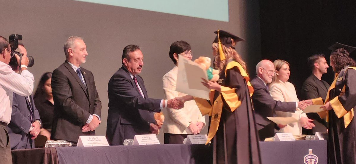 IsssteJalisco's tweet photo. 🎓 En representación del #ISSSTEJalisco, el subdelegado Médico, Dr. David Sánchez González, asistió a la graduación de la generación 2021-B–2026 A de Médico Cirujano y Partero del @CUCS_UdeG. https://t.co/kdXCeYUVKM
