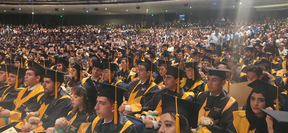 IsssteJalisco's tweet photo. 🎓 En representación del #ISSSTEJalisco, el subdelegado Médico, Dr. David Sánchez González, asistió a la graduación de la generación 2021-B–2026 A de Médico Cirujano y Partero del @CUCS_UdeG. https://t.co/kdXCeYUVKM