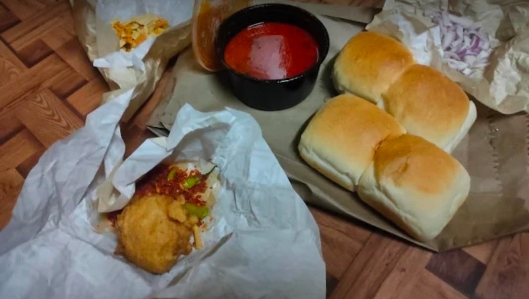 HappppySR's tweet photo. @zomatocare ordered mixed bhajiya got misal pav instead . Now what to ? Is it eat what you get ? https://t.co/q3YslQAB1Y