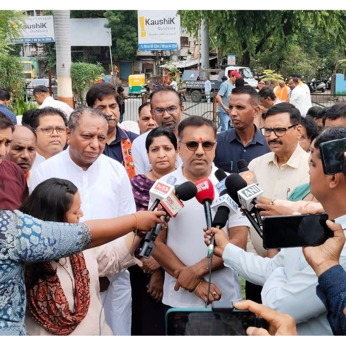 BjpSc1868's tweet photo. અમદાવાદ મ્યુનિસિપલ કોર્પોરેશન દ્વારા સારંગપુર સ્થિત શ્રી ડૉ.બાબાસાહેબ આંબેડકર જી ની પ્રતિમા તેમજ પરિસર ખાતે આયોજિત 'નમો સ્વચ્છ���ા અભિયાન' માં  શ્રમદાન કર્યું અને વડાપ્રધાનશ્રી નરેન્દ્રભાઈ મોદી સાહેબ દ્વારા શરૂ કરાયેલા “એક પેડ માં કે નામ” અભિયાન અંતર્ગત વૃક્ષારોપણ કર્યું. https://t.co/6MLLi0oY29