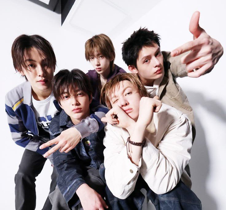 cortisshinez's tweet photo. MARTIN &amp; JAMES msg for their Maknae KEONHO 😭😭😭😭💔

🦅: Speedy recovery 👍
🦒: I'm so glad we get to share the stage 😊 Let's put on a killer performance 🔥🥶

My family 😭💔 https://t.co/5itWpmcAC4