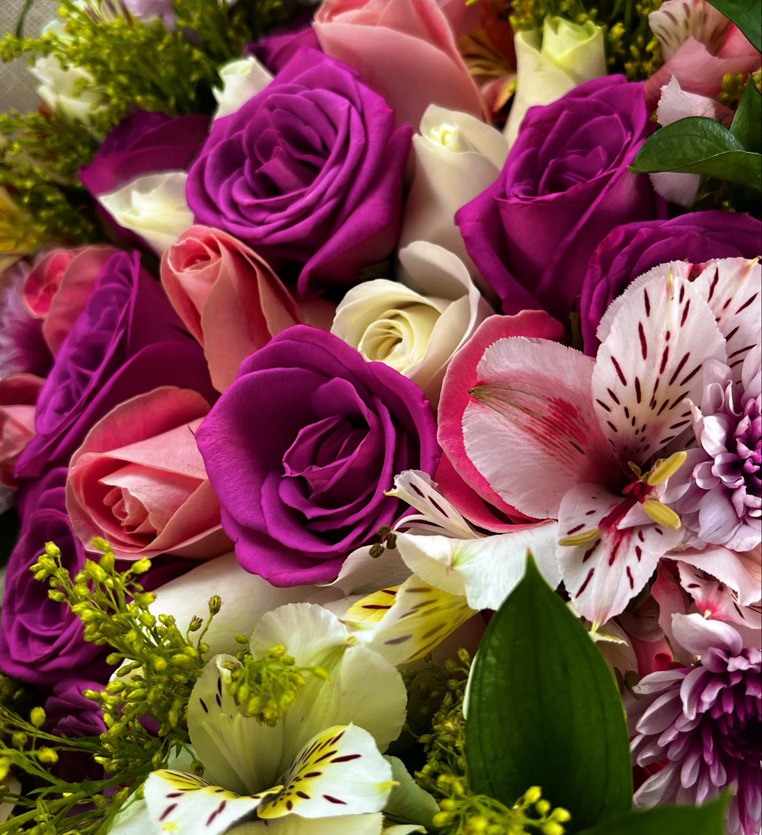 valeriaeblin's tweet photo. Y no sé qué más hacer que darte flores
te amo hasta el cielo https://t.co/SFUh9JnFT8