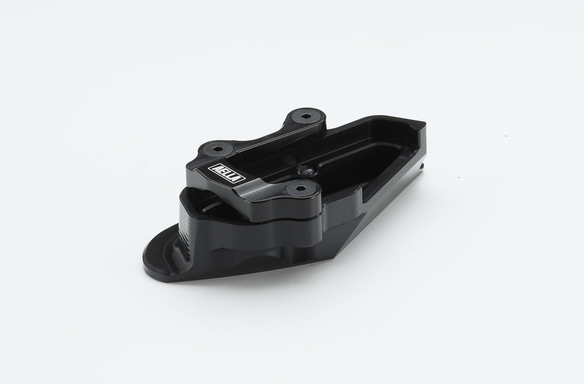 AELLA7439's tweet photo. 【AELLA新製品情報】

R1300RS ツーリング/スポーツサスペンション装着車用
サイドスタンドエンド  :Ge-series

本製品は、純正より約18mmの底上げにより車体の傾きを適正化し、引き起こしをよりスムーズに行えるサイドスタンドエンドです。

設置面積は純正より約1.45倍大きくなり、より地面への安定感がまし、
角度も純正の約14.5度から約11.7度へと最適化し、引き起こしのし易さを向上させています。
重量わずか137gの軽量設計を実現。装着時にも重さを感じさせない扱いやすさを備えています。

主に舗装路での使用を想定し、過度な面積拡大よりも軽量性を重視して開発しました。
さらに、バンク時の路面クリアランスにも配慮し、スポーツサスペンション装着車の車高に合わせた設計としています。

また、サイドスタンドを跳ね上げた際もセンタースタンドとの干渉がなく、安心してご使用いただけます。
仕上げには高品位なブラックアルマイトを採用し、質感と耐久性を両立しています。

■適合車種
R1300RS ツーリング/スポーツサスペンション装着車 /ASA

※2026年式R1300RSツーリング ダイナミックパッケージ ライトホワイト車両で適合確認済み　
　スポーツサスペンション装着車 以外は AE-74052 が適合します。

商品コード    AE-74054
税込価格    ￥14,080

https://t.co/wm9XxkMXId