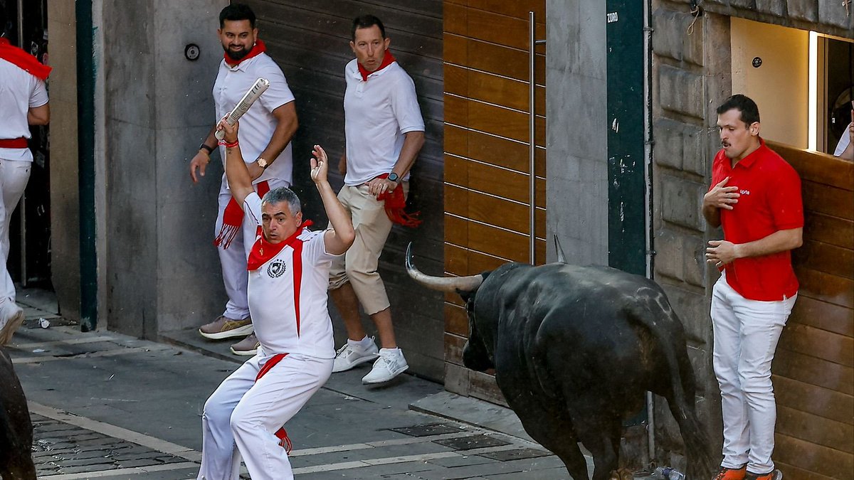 blvcom's tweet photo. 🐂 El #Encierro8 de los #SanFermines de 08:00:16 a 08:02:40 emitido por #ETB1 en el ámbito EUSKADI registró 6.000 ESPECTADORES ÚNICOS (AA).
🗣️ #Encierro8 consiguió 6.000 espectadores de audiencia media y el 7,1% de cuota de pantalla.
#Audiencias 📺📊 https://t.co/YhXlqc2U62
