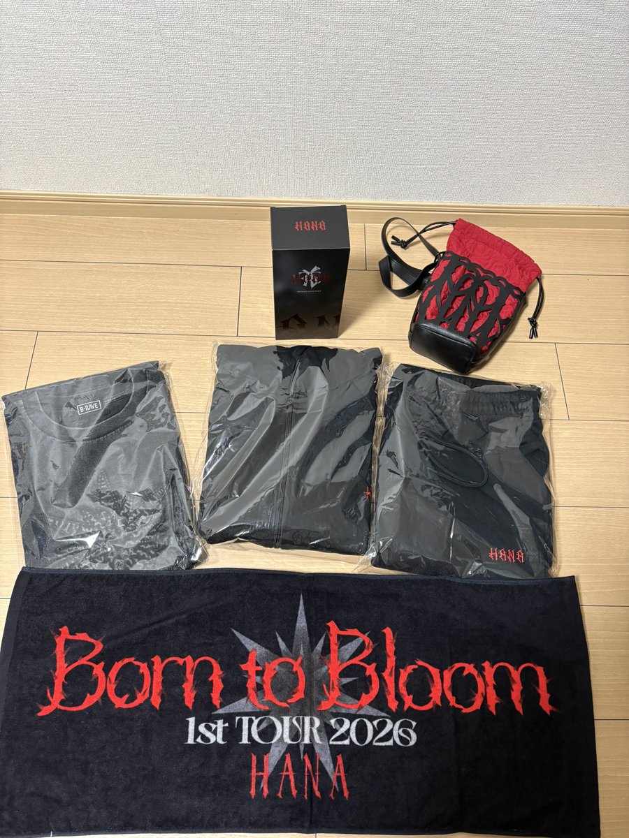 YONEZUX87's tweet photo. BMSG様から魔法のダンボールが
送られてきました。開けますか？
→はい　いいえ
ヨネズはバチイケのロゴ鎧 上
バチイケのロゴ鎧 下
バチイケの羽衣、バチイケの布
CHIKA×2 Na・Oko JISOO YURI
MAHINA×2
伝説のマジカルステッキを手に入れた。
#HANA #Born_to_Bloom https://t.co/ORRKpbsxam