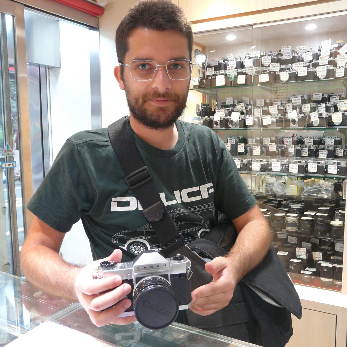 LuckyCameraShop's tweet photo. “ラッキー”な小ネタ

Canonflex RPご購入のお客様が
EOS RPもお持ちのようで新旧RPを並べて撮らせていただきました。

Canonflex RPとは
アイレベルファインダーを固定式の連動距離計式P型と同様に、キヤノンフレックスのポピュレール版を意図して開発された一眼レフの普及機です。

#LuckyCamera https://t.co/dRuEY3YlOT