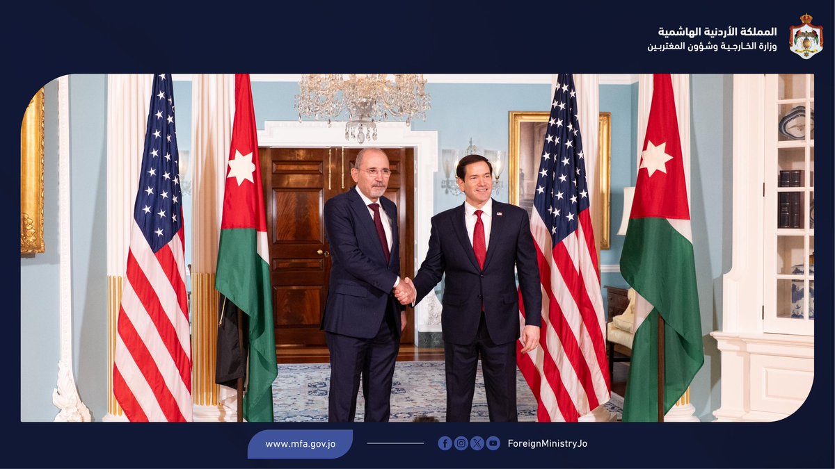 ForeignMinistry's tweet photo. أجرى نائب رئيس الوزراء ووزير الخارجية وشؤون المغتربين أيمن الصفدي @AymanHsafadi بعد ظهر أمس في توقيت واشنطن محادثات موسّعة مع وزير الخارجية الأميركي ماركو روبيو. 

وأكّد الوزيران خلال اللقاء عمق علاقات الشراكة الأردنية الأميركية، والحرص المشترك على تطويرها في مختلف المجالات. 

وبحث الصفدي وروبيو الأوضاع الإقليمية، والجهود المبذولة لإنهاء التصعيد وتحقيق واستعادة التهدئة في المنطقة. 

وأكّد الصفدي ضرورة التزام اتفاق وقف إطلاق النار بين الولايات المتحدة وإيران، والتوصل إلى حل شامل للأزمة يعالج كل أسباب الصراع ويضمن حرية الملاحة في مضيق هرمز وفق القانون الدولي ويكرس الأمن والاستقرار الدائمَين. 

ودان الوزيران الاعتداءات الإيرانية على الأردن ودول مجلس التعاون الخليجي. 

كما بحث الوزيران الأوضاع في غزة والجهود المبذولة لضمان تنفيذ جميع بنود خطة الرئيس الأميركي دونالد ترمب. وأكّد الصفدي ضرورة تكثيف الجهود من أجل تحقيق السلام العادل والدائم على أساس حل الدولتين. 

وثمّن روبيو دور المملكة في جهود تكريس الأمن والاستقرار في المنطقة، وشكر الصفدي نظيره الأميركي على دعم الولايات المتحدة للأردن. 

إلى ذلك، بحث الصفدي سبل تعزيز العلاقات الأردنية-الأميركية وتطورات الأوضاع في المنطقة خلال لقاءات أجراها في الكونغرس شملت لقاء مع رئيس لجنة الشؤون الخارجية السيناتور جيم ريش، ورئيسة الكتلة الديمقراطية السيناتور جين شاهين في مجلس الشيوخ الأميركي، ولقاءين آخرين مع رئيس لجنة الشؤون الخارجية في مجلس النواب الأميركي براين ماست، ورئيس الكتلة الديمقراطية في لجنة الشؤون الخارجية في مجلس النواب الأميركي النائب جريجوري ميكس.

#الأردن
#الولايات_المتحدة