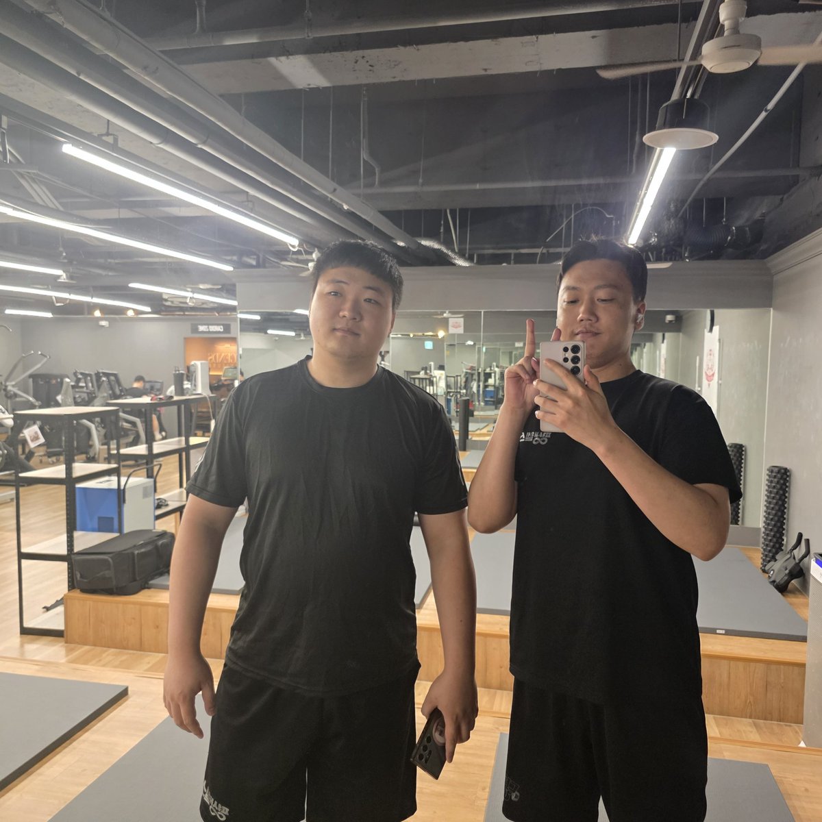 shinyyditto's tweet photo. 오랫만에 같이 운동 💪 https://t.co/wQGfNOxzl1