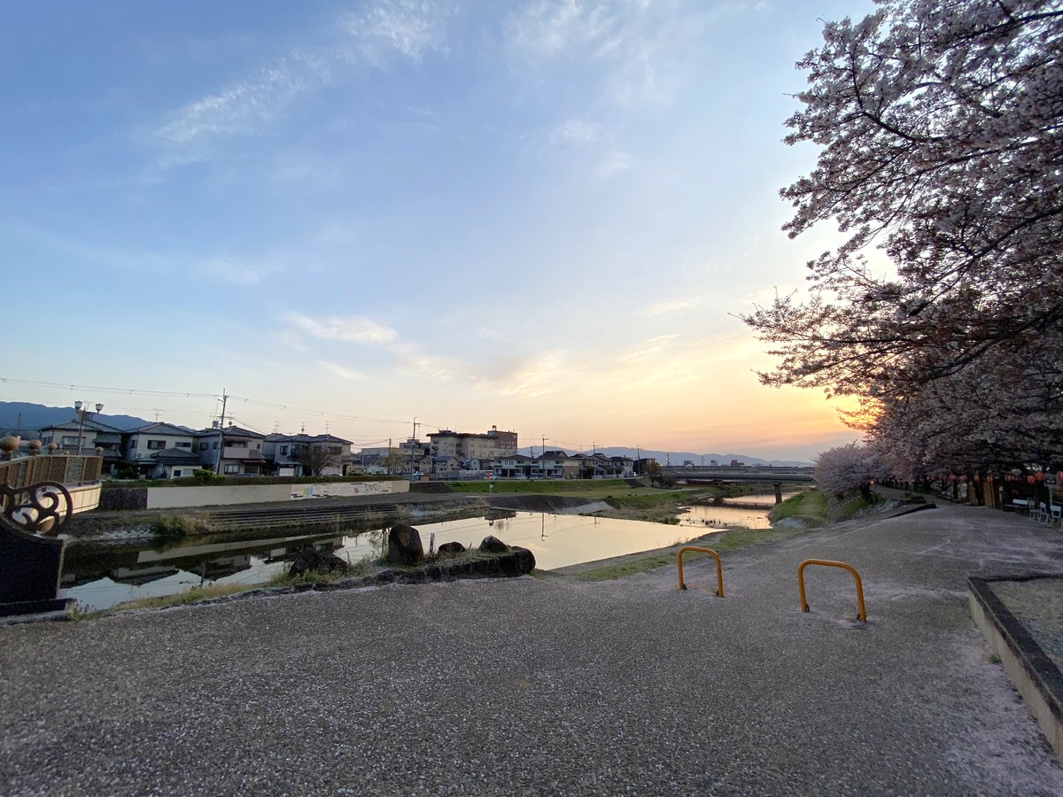osusumehoncom's tweet photo. 夕去らずかはづ鳴くなる三輪川の清き瀬の音を聞かくし良しも

※歌碑には「夕さらば」「かはず」と刻まれている。

詠み人知らず。

画像は、奈良県桜井市の「仏教伝来の地」顕彰碑と万葉歌碑。 https://t.co/PLOiCYiGkG
