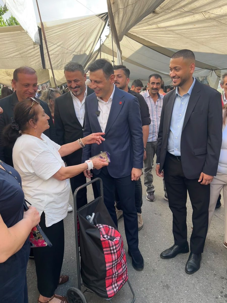 YeniPartiSite's tweet photo. İl Başkanımız Özgür Çelik, İl Kadın Kolları Başkanımız Hatice Selli Dursun ve Ümraniye İlçe Başkanımız Metin Demirbilek ile birlikte Ümraniye’de yurttaşlarımızla bir araya geldik. + https://t.co/vnI6sc76q7