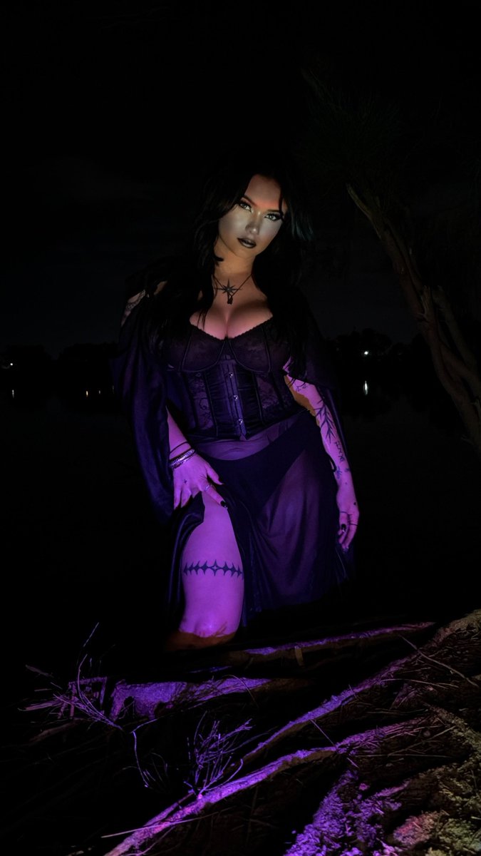 Sirensxs's tweet photo. mother is back.
#goth #perth #goddess #worship #sub #femdom #findom https://t.co/2D52CppD8i