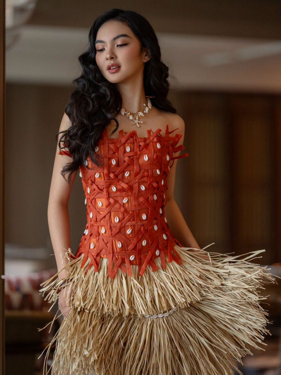 PilipinasToday_'s tweet photo. KAI MONTINOLA, KINANTA ANG ‘HOW FAR I’LL GO’ PINOY VERSION

Pinasilip ni former Pinoy Big Brother housemate Kai Montinola ang kanyang stunning look sa Instagram matapos ang live performance niya ng "Hangganan Ko," ang Filipino version ng "How Far I'll Go" mula sa Moana, sa SM Seaside City Cebu.

“The waves of Cebu must’ve known something I didn’t. Now, those same waves seem to carry a simple girl’s dream farther than she ever imagined!” mababasa sa caption ni Kai.

Courtesy: https://t.co/CrWpt9FjwX

#PilipinasToday
#KaiMontinola
#Moana
#Cebu