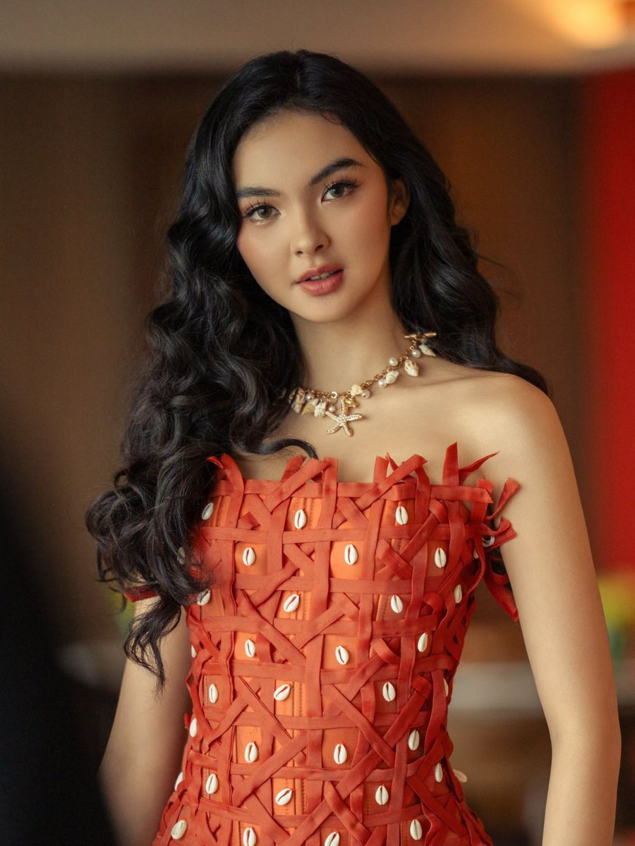 PilipinasToday_'s tweet photo. KAI MONTINOLA, KINANTA ANG ‘HOW FAR I’LL GO’ PINOY VERSION

Pinasilip ni former Pinoy Big Brother housemate Kai Montinola ang kanyang stunning look sa Instagram matapos ang live performance niya ng "Hangganan Ko," ang Filipino version ng "How Far I'll Go" mula sa Moana, sa SM Seaside City Cebu.

“The waves of Cebu must’ve known something I didn’t. Now, those same waves seem to carry a simple girl’s dream farther than she ever imagined!” mababasa sa caption ni Kai.

Courtesy: https://t.co/CrWpt9FjwX

#PilipinasToday
#KaiMontinola
#Moana
#Cebu