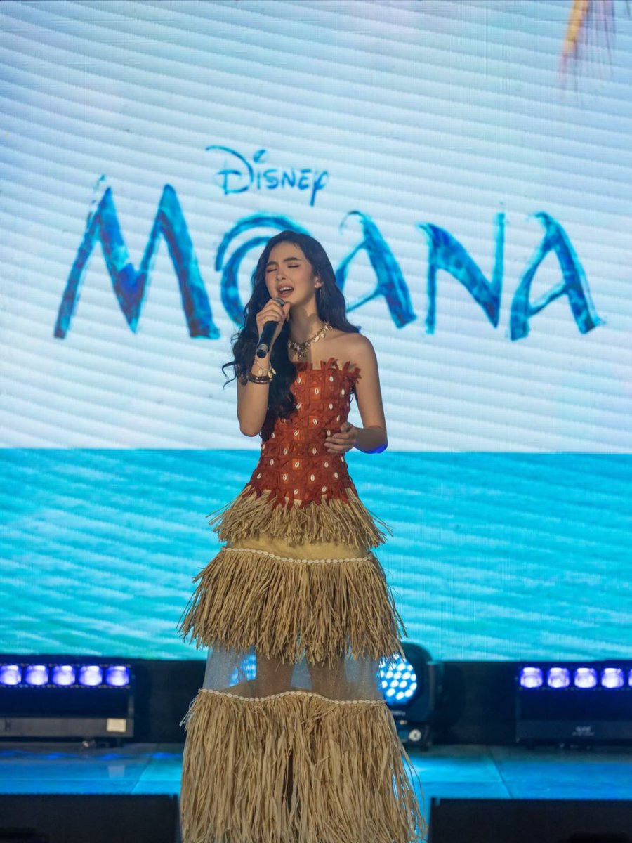 PilipinasToday_'s tweet photo. KAI MONTINOLA, KINANTA ANG ‘HOW FAR I’LL GO’ PINOY VERSION

Pinasilip ni former Pinoy Big Brother housemate Kai Montinola ang kanyang stunning look sa Instagram matapos ang live performance niya ng "Hangganan Ko," ang Filipino version ng "How Far I'll Go" mula sa Moana, sa SM Seaside City Cebu.

“The waves of Cebu must’ve known something I didn’t. Now, those same waves seem to carry a simple girl’s dream farther than she ever imagined!” mababasa sa caption ni Kai.

Courtesy: https://t.co/CrWpt9FjwX

#PilipinasToday
#KaiMontinola
#Moana
#Cebu