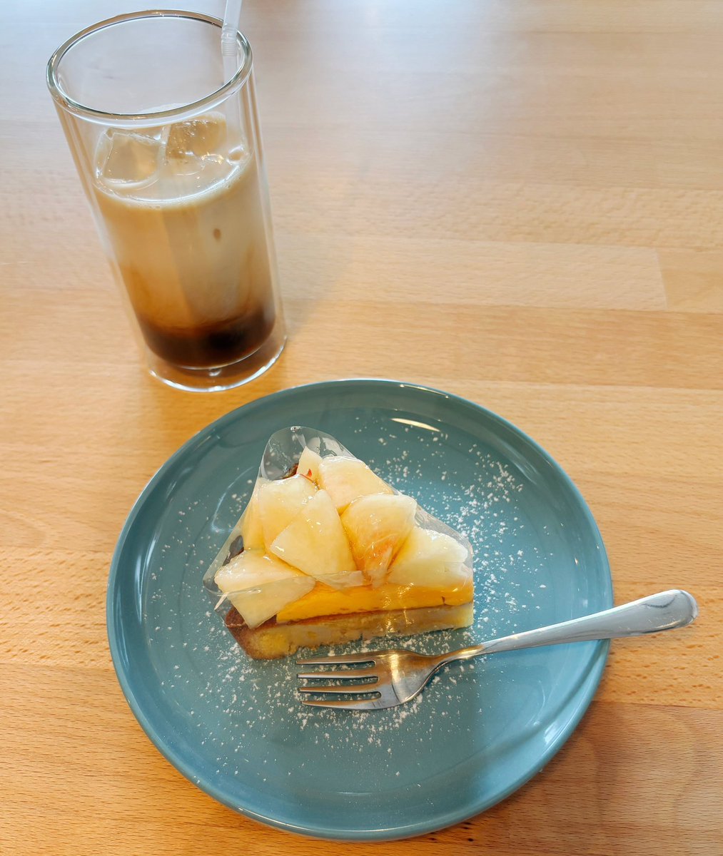 muk_fim's tweet photo. 仕方がないので1人でお茶してます。
桃のタルト🍑美味しい〜

静かで読書も捗る☺️ https://t.co/y7IeOOit9Y