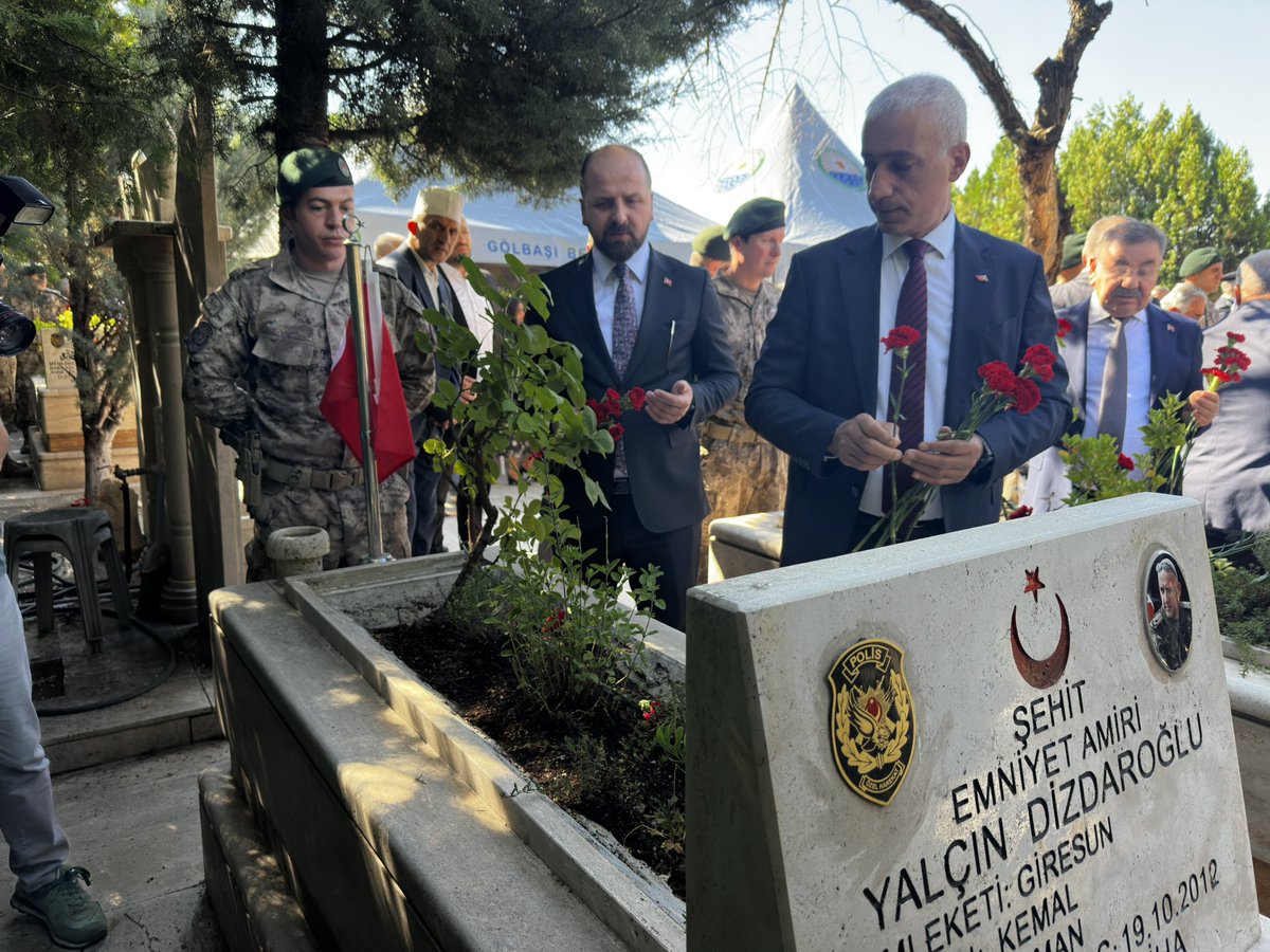 AkGolbasiResmi's tweet photo. 15 Temmuz Demokrasi ve Millî Birlik Günü anma programları kapsamında, İlçe Başkanımız Sn. @Slmakcyln ve Yönetim Kurulu Üyelerimiz ile birlikte Gölbaşı Şehitliğimizi ziyaret ettik.

15 Temmuz’da yazılan destanı unutmayacak, aziz şehitlerimizin emanetine ve millî iradeye daima sahip çıkacağız.

🇹🇷 Ruhları şad, mekânları cennet olsun.

#iradebizimvatanbizim