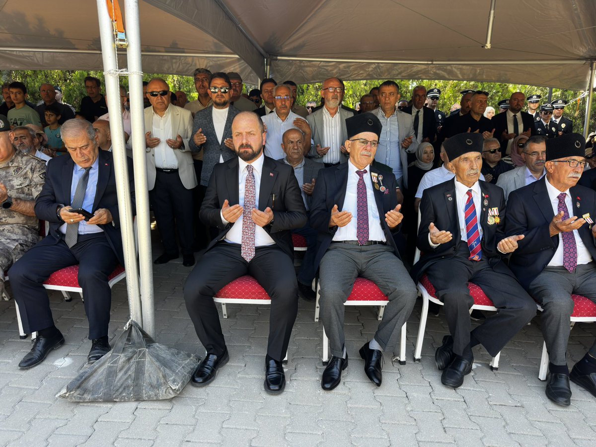AkGolbasiResmi's tweet photo. 15 Temmuz Demokrasi ve Millî Birlik Günü anma programları kapsamında, İlçe Başkanımız Sn. @Slmakcyln ve Yönetim Kurulu Üyelerimiz ile birlikte Gölbaşı Şehitliğimizi ziyaret ettik.

15 Temmuz’da yazılan destanı unutmayacak, aziz şehitlerimizin emanetine ve millî iradeye daima sahip çıkacağız.

🇹🇷 Ruhları şad, mekânları cennet olsun.

#iradebizimvatanbizim