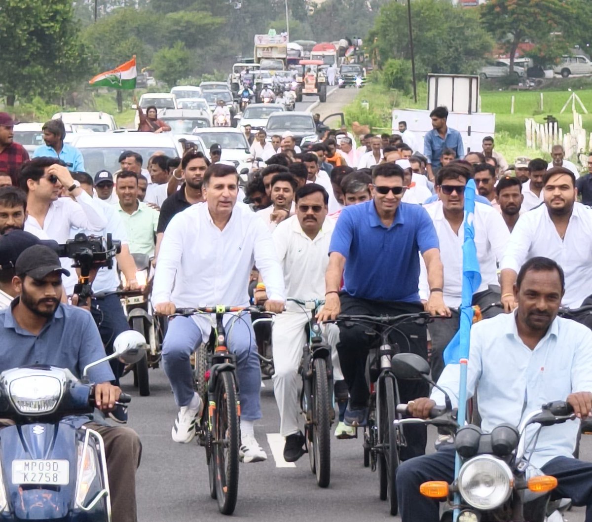 jitupatwari's tweet photo. यात्रा जारी है, बदलाव की तैयारी है।

प्रभारी श्री हरीश चौधरी जी के साथ युवा स्वाभिमान यात्रा।

#ChhatronKiGoonj https://t.co/H7dhcloMN2