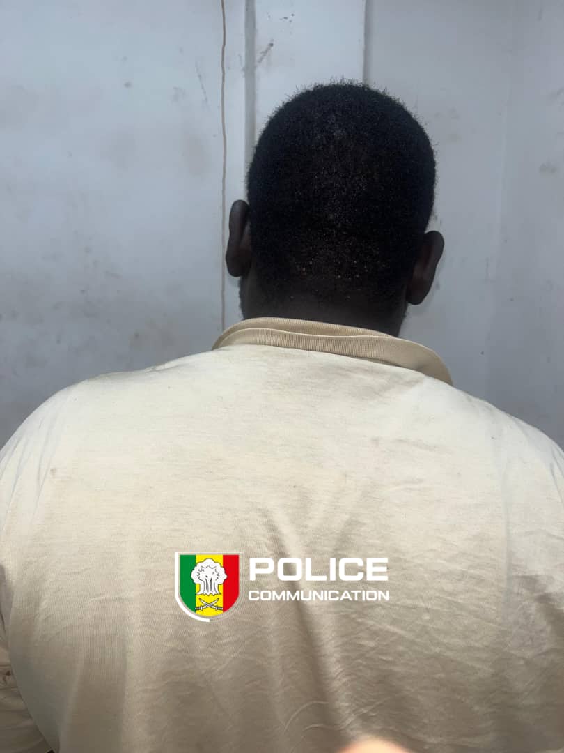 PoliceNationSN's tweet photo. Le Poste de Police de Wakhinane Nimzat a interpellé et déféré au parquet un individu pour pédophilie, viol et actes contre nature sur un mineur de 9 ans. Convoqué par les enquêteurs, le suspect est passé aux aveux lors de son interrogatoire.
#Moeurs #Kebetu #Proteger https://t.co/H2GI55CYex