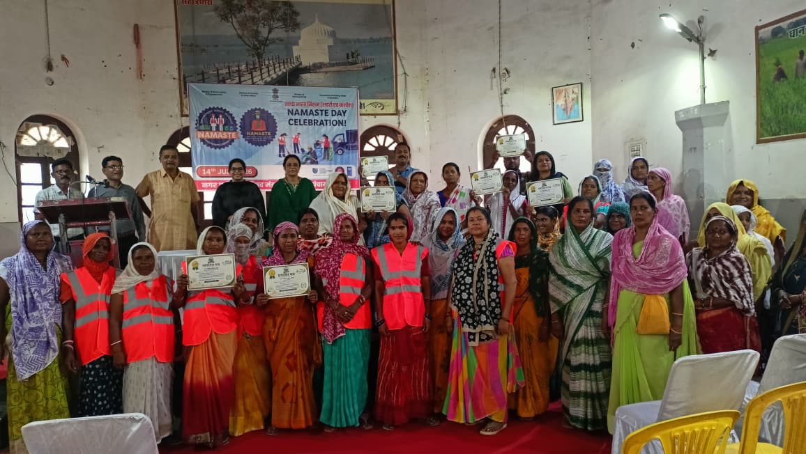SwachhMandla's tweet photo. नमस्ते योजना के विषय में जागरूक करते हुए  आयुष्माlन कार्ड एवं अन्या योजना के लाभ लेने हेत प्रेरित किया ।
@urbansbm 
@MandlaCollector 
@BinayJha_1997 
@MoHUA_India https://t.co/deIcYK74LI