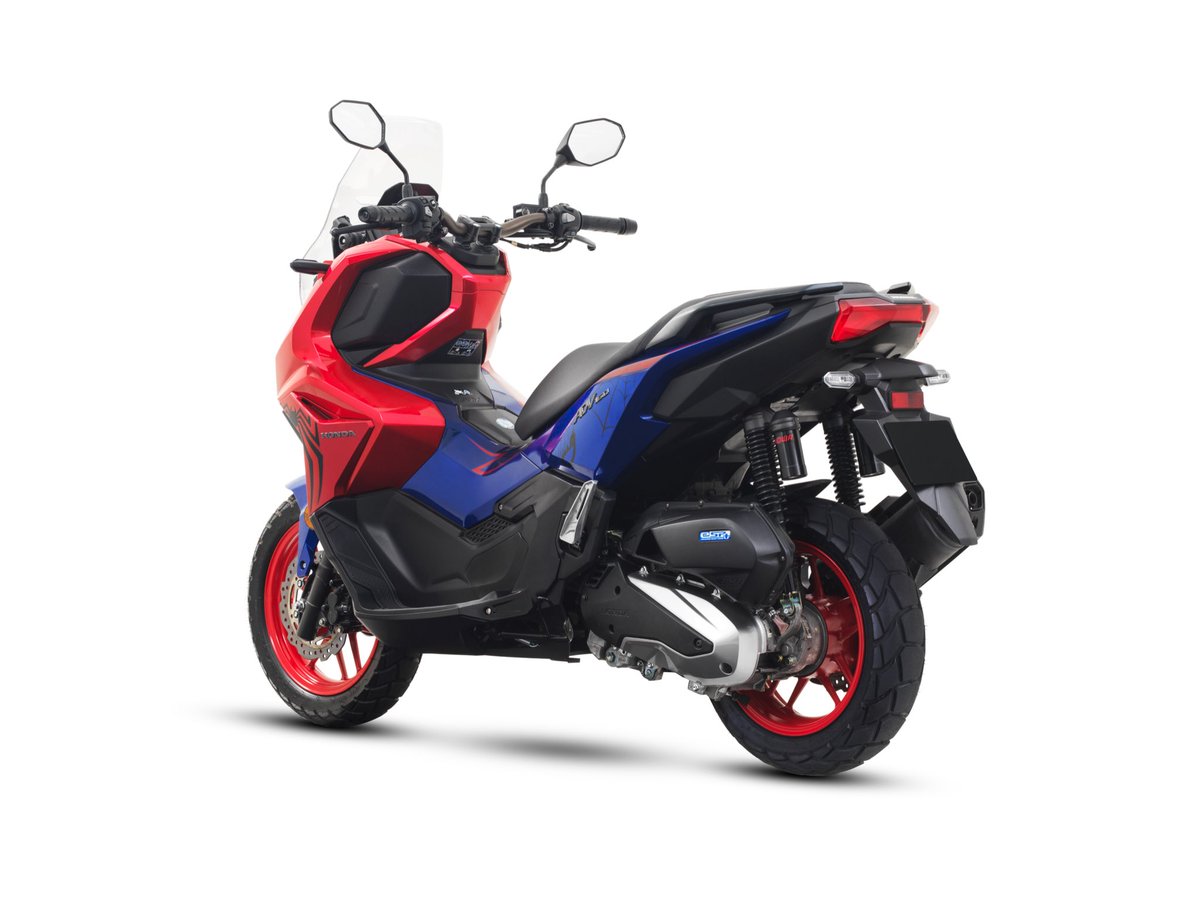 HezeriSamsuri's tweet photo. Boon Siew Honda lancar ADV160 Spider Man Edition.

Cuma 300 unit dihasilkan dan tak akan ada restock. Maknanya kalau habis, gone lah.

Basically versi ADV160 Roadsync dengan tema super hero Marvel ni, kau jugak dapat beberapa barang lain:

• Spider-Man Edition Premium Gift Box
• Spider-Man Edition LED Thermos Flask
• Spider-Man Edition Fuel Tank Cap
• Honda and ADV160 Emblem
• Owner's Certificate Card — numbered 2 to 301

Harga cadangan Boon Siew ialah RM14,149 (tanpa insurans roadtax pendaftaran).

Berapa tokey kedai nak juai, terpulang pada kehendak pasaran. Kalau berebut, sahih naik harga.

Okay ni, kalau RXZ orang Superman, naik skuter kau Spiderman.

Jangan nyusahkan orang lain dah la.