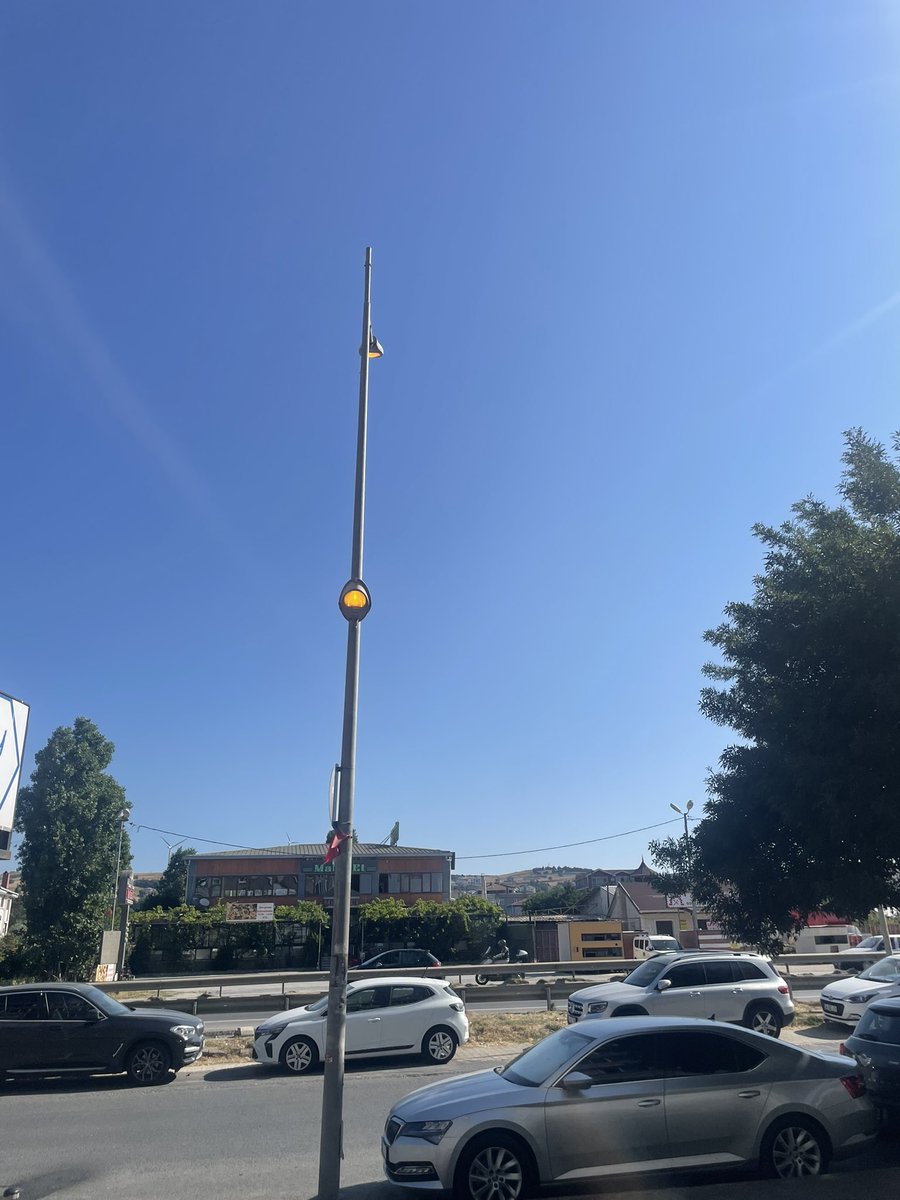 BcorIu's tweet photo. Günlerdir Gündüzleri Sabah 6 dan 17 kadar güneşi aydınlatan bir direğimiz var sakın yanlışlıkla akşamları yakarsınız.

@BEDASDestek @TEDASKurumsal 
#direk #elektrik https://t.co/iEQO6B9NGK