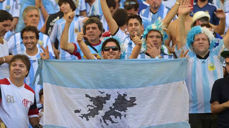 TugoNews's tweet photo. La bandera que te prohiben // La que te permiten https://t.co/nDtRmgVmhg