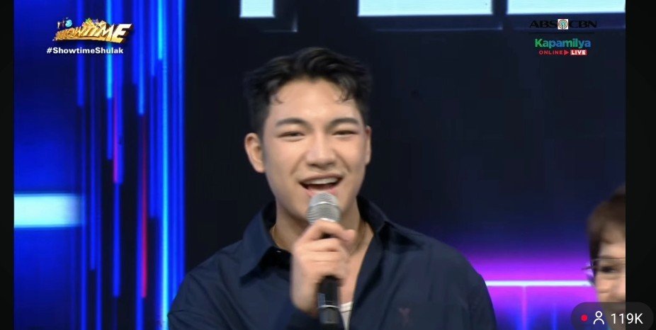 DarrenTrendsOfc's tweet photo. Our amazing host Darren,looks so fine!!🥰✨

#DARREN @Espanto2001
#ShowtimeShulak https://t.co/sR00wEMdqJ