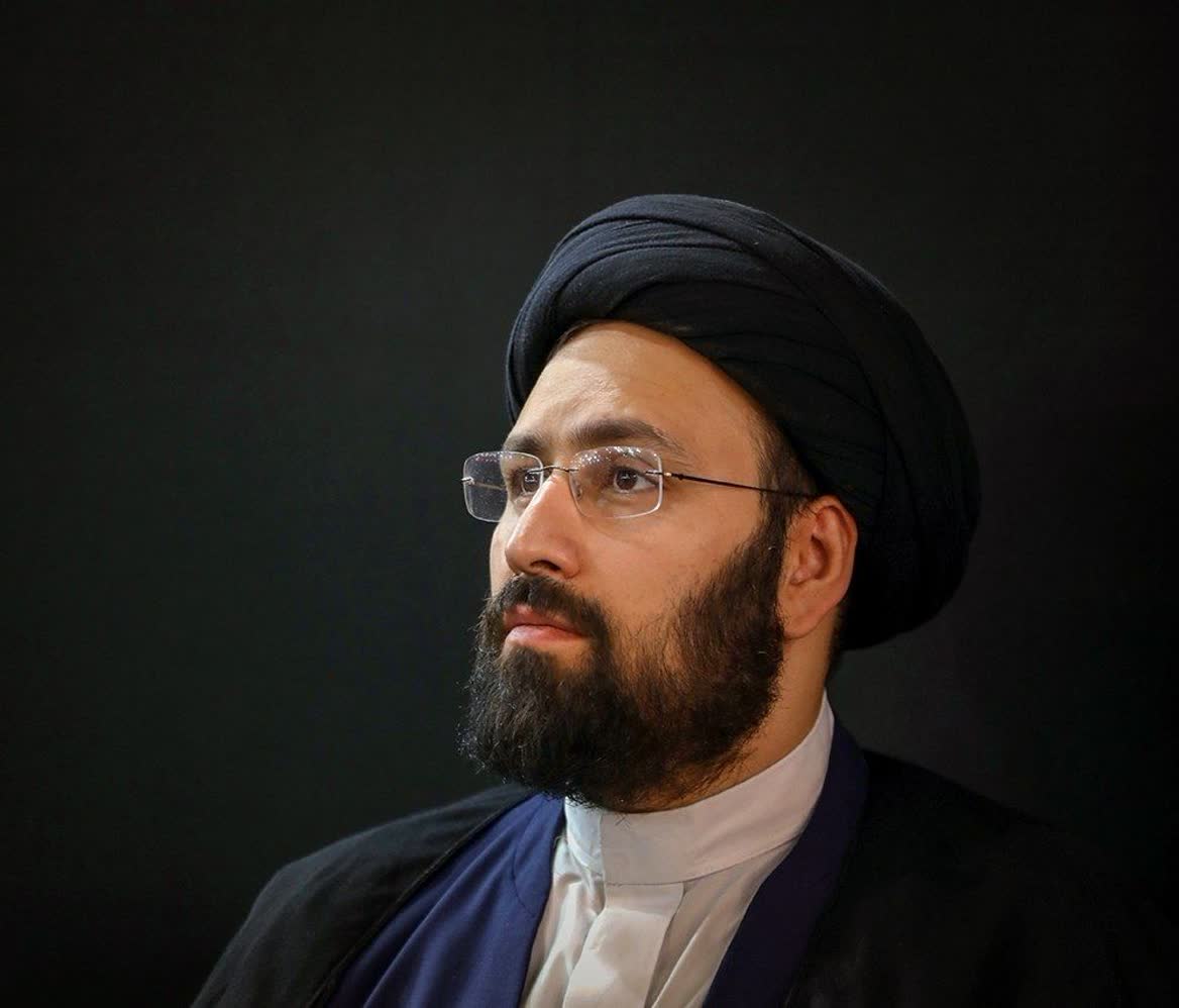 30ya1372's tweet photo. در امتدادِ آن نگاهِ نافذپرورش‌یافته در مکتبِ سیدعلی، با همان وقار و صبوریِ حسینی. سید علی خمینی، تجسمِ تعهد به راهی است که تا ابد باقی‌ست.
#خمینی_جوان https://t.co/0JyxN7w5IE