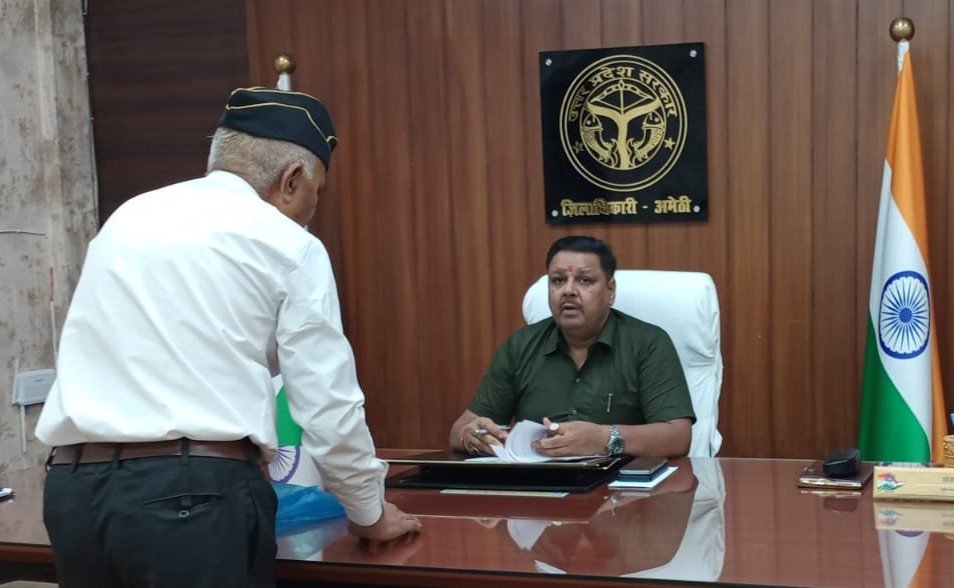DmAmethi's tweet photo. आज दिनांक 15.07.2026 को कलेक्ट्रेट कार्यालय में जनसुनवाई के दौरान जनसामान्य की शिकायतों को सुनकर संबंधित अधिकारियों को समयबद्ध व गुणवत्तापूर्ण निस्तारण सुनिश्चित करने के निर्देश दिए। https://t.co/nnZTnnlycK