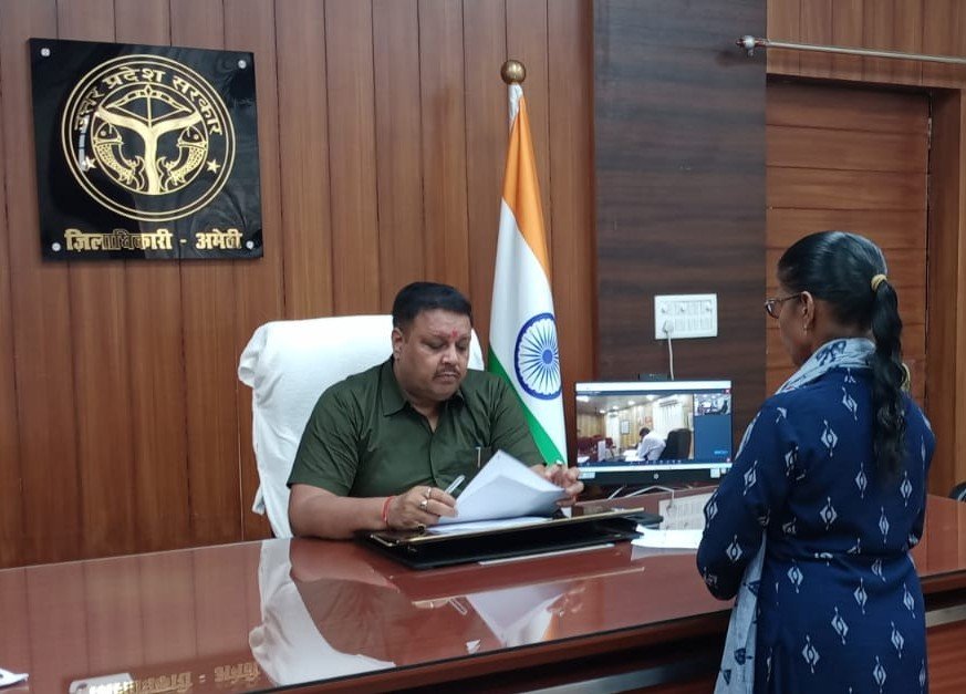 DmAmethi's tweet photo. आज दिनांक 15.07.2026 को कलेक्ट्रेट कार्यालय में जनसुनवाई के दौरान जनसामान्य की शिकायतों को सुनकर संबंधित अधिकारियों को समयबद्ध व गुणवत्तापूर्ण निस्तारण सुनिश्चित करने के निर्देश दिए। https://t.co/nnZTnnlycK