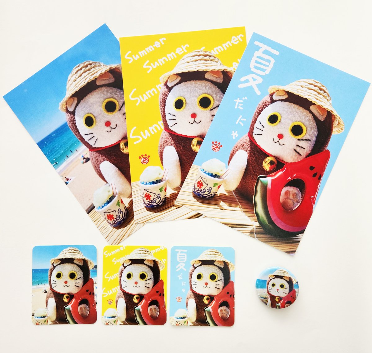 Piccoro55's tweet photo. お待たせいたしました！ニャンリョーシカのお写真グッズ発売です！☀️🍉🌊缶バッジ、シール（3枚セット）、ポストカード（3枚セット）の三種類、各330円です。今日から8/31日（月）までの期間限定販売になります。この夏だけのニャンリョーシカグッズ、ぜひゲットして下さい✨購入先リンクはツリーに↓ https://t.co/9nx0EqRIl7