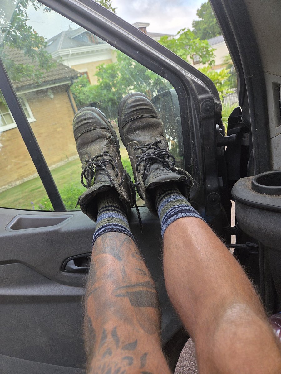 Bareboris11's tweet photo. #work #feetworshi̇p #feetfetısh #workingfeet #feet #stealtoe #dirtyboots https://t.co/e003ZN6YbL