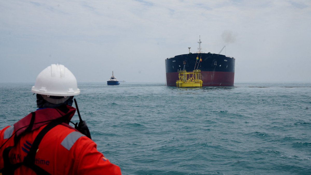 AJEnglish's tweet photo. The US imposed sanctions on 50 individuals, entities, and vessels based on accusations of supporting an alleged illicit shipping and sanctions evasion network linked to Iranian oil shipping magnate Mohammad Hossein Shamkhani.

🔴 LIVE updates  https://t.co/MMpESbzt9a https://t.co/7FUcs27o4P