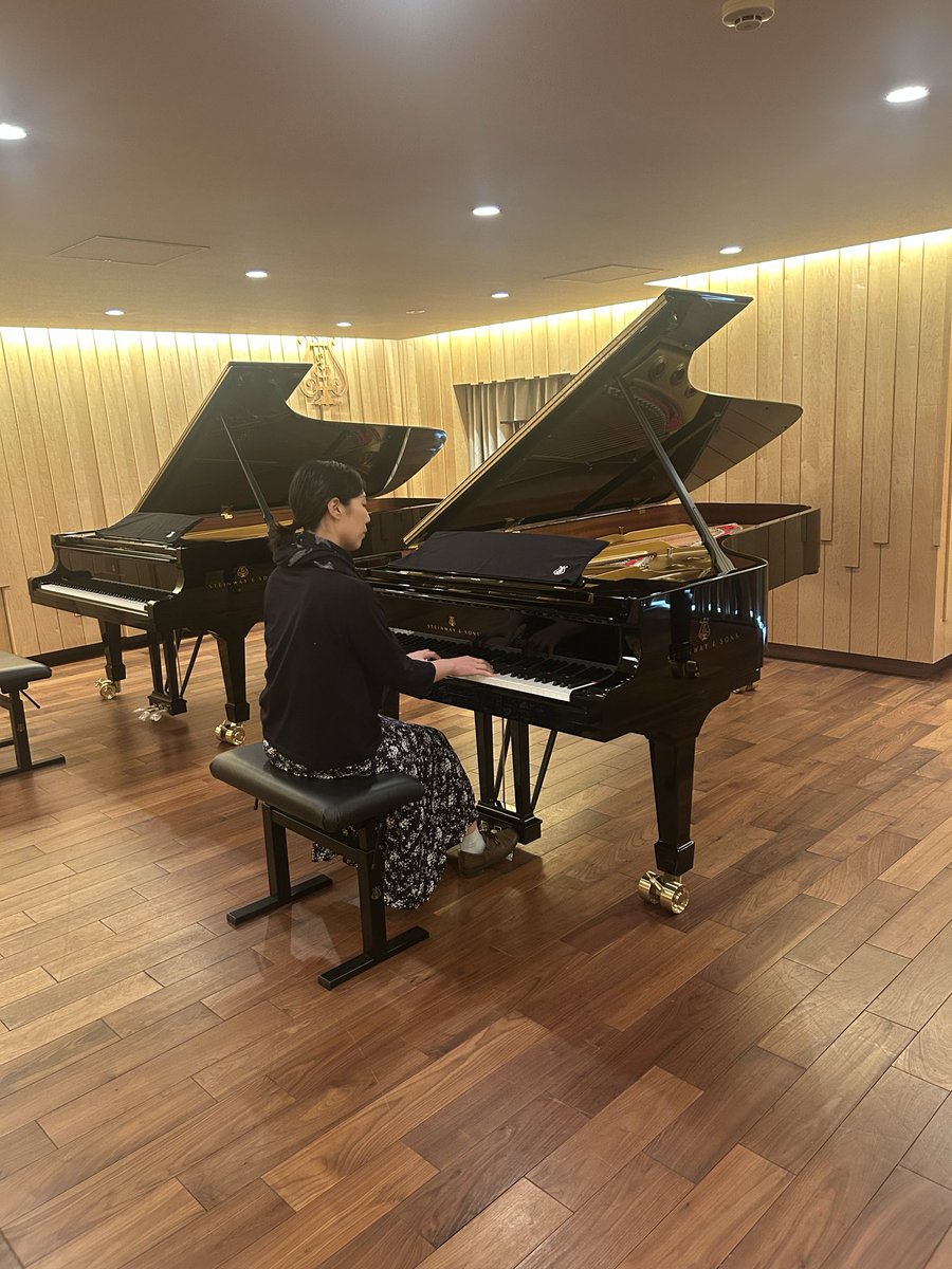 WarabiMusicians's tweet photo. 【ピアノが新しくなります！🎹】
蕨市民会館コンクレレホールリニューアルに伴いグランドピアノも新しくなります！先日協会員ピアニスト4名、さらに蕨市出身で左手のピアニストとして大変有名な #智内威雄 さんと共にグランドピアノの選定へ参りました。8月2日こけら落とし公演にて初お披露目となります！ぜひお楽しみに♪
#蕨市　#蕨市民会館　#ピアノ