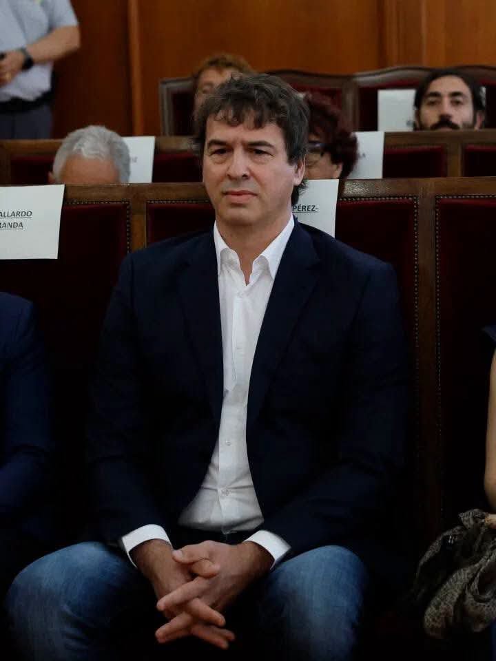 ELTOLAVARA6's tweet photo. A éste hombre le han jodido la vida, le han condenado por Prevaricación,sin encontrar una sola prueba ( No lo digo yo,lo han dicho "sus señorías" en la  condena..En cambio,M.Rajoy ROBA Y PREVARICA y los "Señores jueces no saben quién coño es.. Alucinante 🫣 https://t.co/QIiB2jcFTb