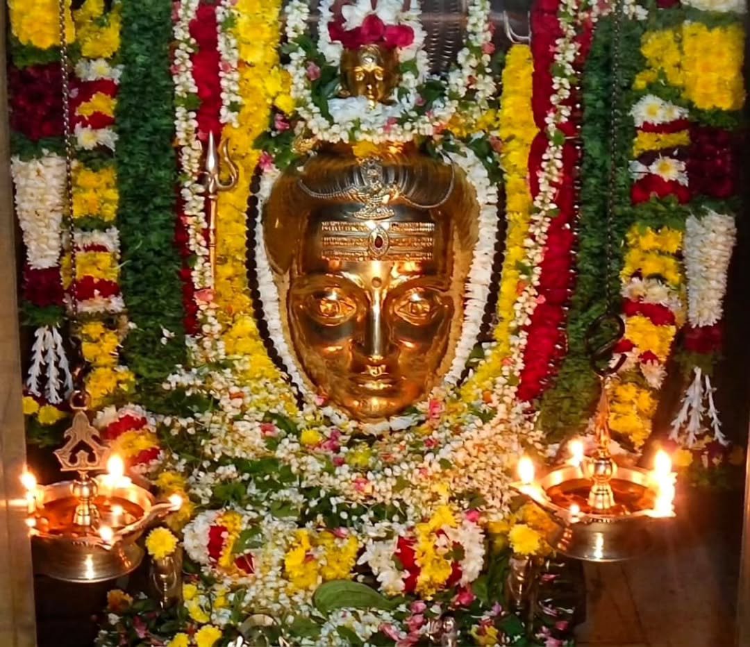 hitesh_gowdru's tweet photo. ಬ್ರಹ್ಮಮುರಾರಿ ಸುರಾರ್ಚಿತ ಲಿಂಗಂ 
ನಿರ್ಮಲ ಭಾಸಿತ ಶೋಭಿತ ಲಿಂಗಂ 
ಜನ್ಮಜ ದುಃಖ ವಿನಾಶಕ ಲಿಂಗಂ 
ತತ್ಪ್ರಣಮಾಮಿ ಸದಾಶಿವ ಲಿಂಗಂ ✨🙏🏻🌺🕉️

Male Mahadeshwara Swamy, Mahadeshwara hills📍 todays floral adornment 😍😇 https://t.co/wZOqGZLeum