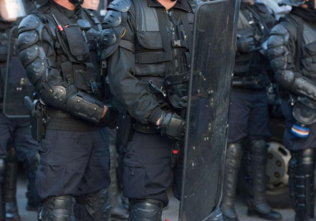 RAutrement's tweet photo. Fin de soirée tendue à #Rennes après la demi-finale #FranceEspagne. Au moment de la dispersion de plusieurs milliers de supporters, entre minuit et 2 h, 5 personnes ont été interpellées place Sainte-Anne et aux alentours. #CoupeDuMonde #Police. A lire https://t.co/BKiLsSpGQP https://t.co/OgdIvuQ1co