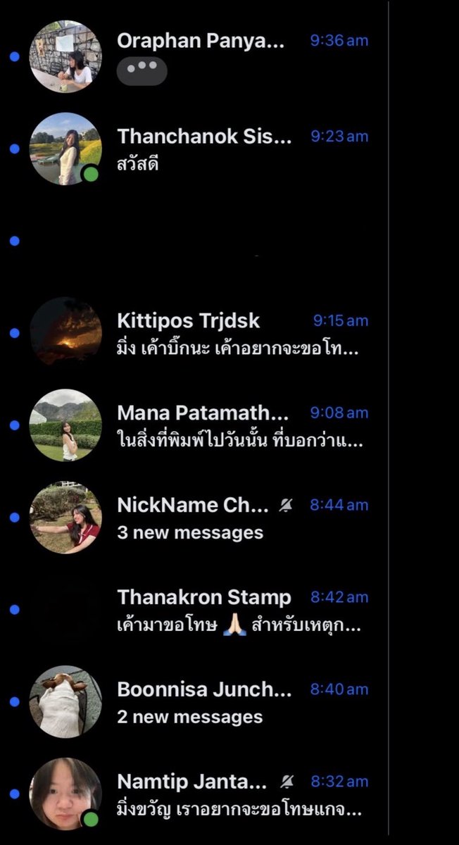ChawiChobReview's tweet photo. 📍 สรุปประเด็นดราม่า #วิศวะมข #มข #มหาวิทยาลัยขอนแก่น #kku

📌 ประเด็นที่ 1: เรื่องหนี้ 3 แสน
หนี้ 3 แสนเป็นเรื่องจริงและอยู่ในขั้นตอนไกล่เกลี่ยกับทนาย โดยเป็นเรื่องส่วนตัวที่ไม่เกี่ยวข้องกับดราม่าระหว่างเพื่อนในมหาวิทยาลัย

📌 ประเด็นที่ 2: เรื่องถูกกล่าวหาว่าโดนบูลลี่
ผู้เขียนยืนยันว่าไม่ได้ถูกบูลลี่มาตั้งแต่ปี 1 แต่ความขัดแย้งเริ่มจากอุบัติเหตุรถชนและความเข้าใจผิด ก่อนที่ทั้งสองฝ่ายจะแยกย้ายกัน ไม่มีการกลั่นแกล้งต่อเนื่อง

📌 ประเด็นที่ 3: จุดเริ่มต้นของดราม่า
ดราม่าเริ่มจากการเก็บเงินเลี้ยงรุ่นคนละ 3,200 บาท โดยเจ้าตัวจ่ายแล้ว 1,000 บาท แต่ขอไม่จ่ายส่วนที่เหลือ เพราะรู้ตัวว่าเรียนไม่จบและอาจไม่ได้ร่วมงาน

📌 ประเด็นที่ 4: สาเหตุที่เพื่อนไม่พอใจ
เพื่อนมองว่าทุกคนตกลงร่วมกันแล้วจึงควรจ่ายให้ครบ อีกทั้งเห็นว่าเจ้าตัวยังมีเงินไปเที่ยวและดูคอนเสิร์ต จึงเกิดคำถามว่าทำไมไม่ยอมจ่ายเงินที่ค้างไว้

📌 ประเด็นที่ 5: เหตุการณ์หลังจากนั้น
ทั้งสองฝ่ายโพสต์โต้ตอบกันในโซเชียล ก่อนที่เจ้าตัวจะนำเรื่องไปแจ้งอาจารย์ ซึ่งอาจารย์เรียกทั้งสองฝ่ายมาตักเตือนและพาเจ้าตัวไปพบจิตแพทย์ โดยผู้เขียนยืนยันว่าเหตุการณ์นี้เป็นเพียงความขัดแย้งสะสม ไม่ใช่การรวมหัวบูลลี่เป็นเวลาหลายปี

🗣️ เจ้าตัวเผยว่า หากไม่มีหลักฐานและไม่ได้เก็บทุกอย่างไว้ คงไม่มีวันนี้ พร้อมยืนยันว่าจะเดินหน้าเอาเรื่องให้ถึงที่สุด ⚖️ งานนี้ดูเหมือนยังไม่จบง่าย ๆ ต้องรอติดตามกันต่อ 👀