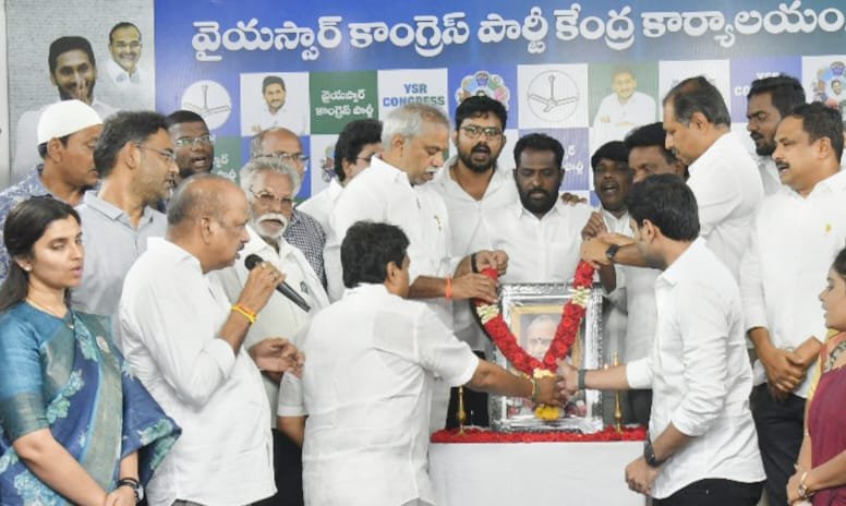 Ravi_Vennapusa_'s tweet photo. వైఎస్సార్సీపీ కేంద్ర కార్యాలయంలో మాజీ మంత్రి, సీనియర్ నేత ముద్రగడ పద్మనాభం గారికి ఘన నివాళి అర్పించడం జరిగింది.

#VennapusaRavindraReddy
#PanchayatRaj #YSRCP #YCP
#YSRCPAnantapuram https://t.co/zyvEUioVym