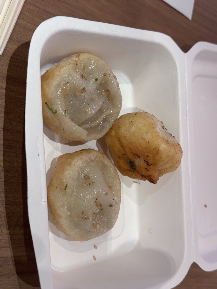 udon0459's tweet photo. 中華街久しぶりにきたけどこの時間でも割と人が多いや
焼き小籠包は美味かった https://t.co/8IzLgiYn78