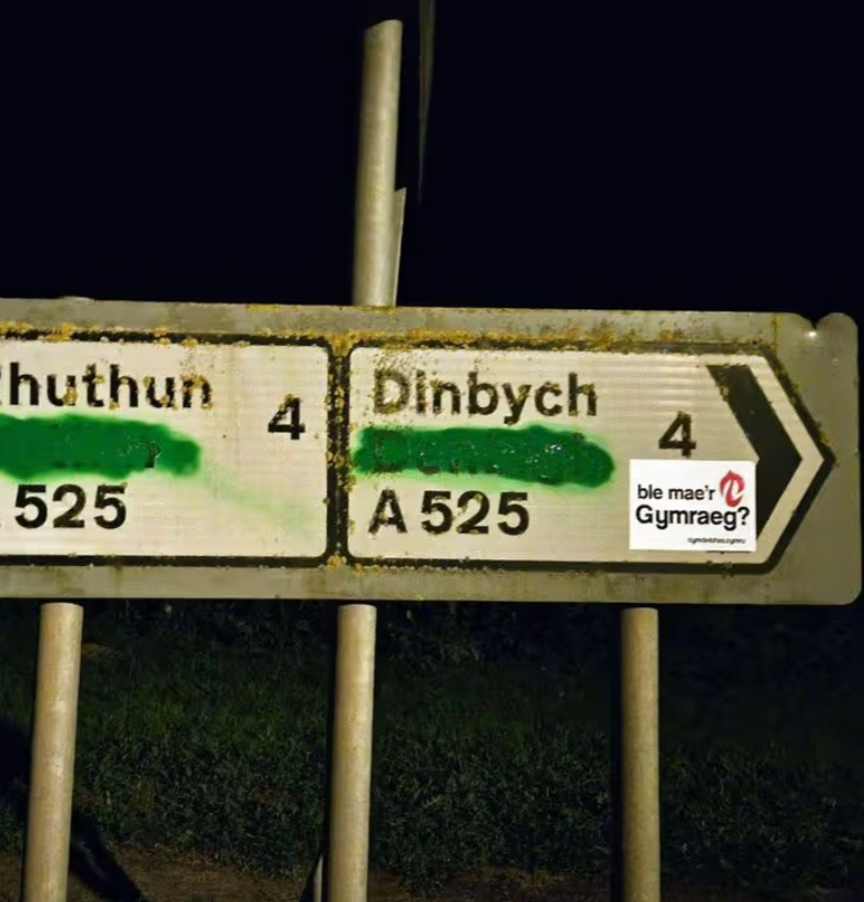 WiciCymru's tweet photo. Darganfuwyd Carreg Rosetta gan Pierre-François Bouchard ym mhorthladd Rossetta yn yr Aifft #aydh yn 1799 (227 mlynedd yn ôl).

Defnyddiwyd y term 'Cyfoeth yr Amrywiaeth' am y tro cyntaf yn 'Y Tri llwybr' ( 'Barn', Gorff. 1969):
https://t.co/7cJuDWTvsU https://t.co/UcOSaMTXzB